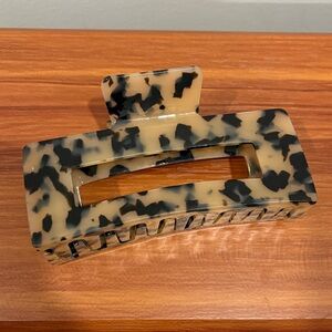 Tortoiseshell Antler and Acre Claw Clip - Beige & Black Mega claw clip